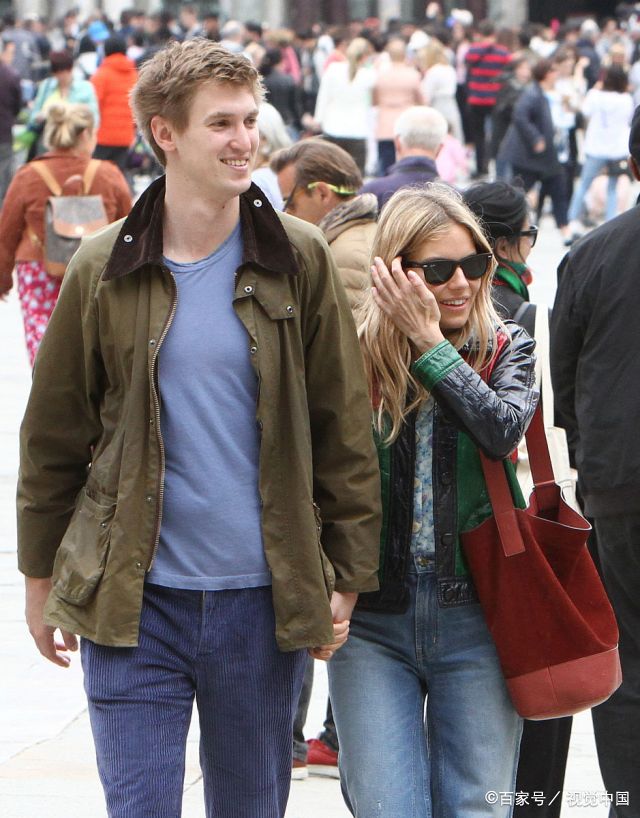 38岁西耶娜·米勒与男友小巷拥吻超甜蜜,曾靠全裸出镜成性感女神